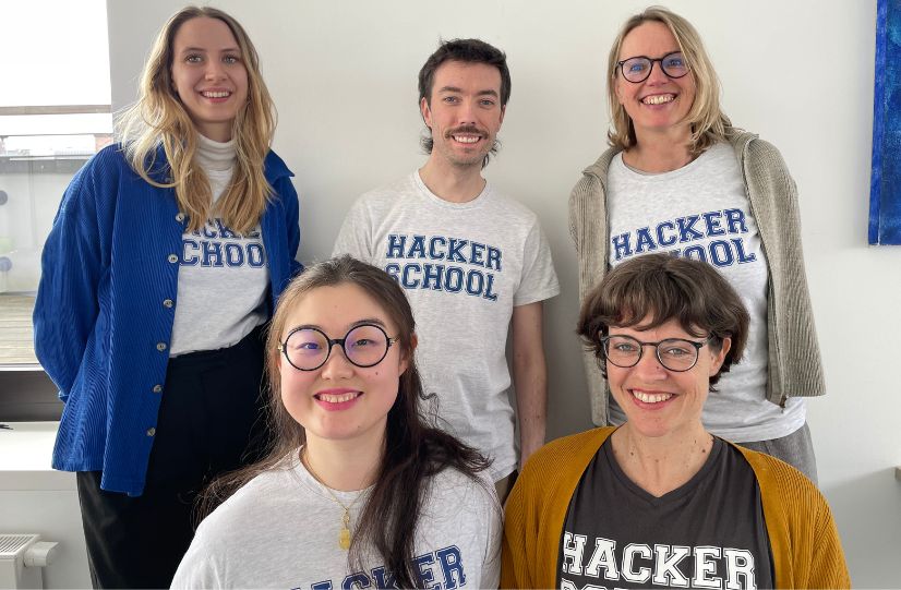 Gruppenbild vom Team Yourschool der Hacker School. Fünf Menschen in Hacker School T-Shirts, die alle lächeln.