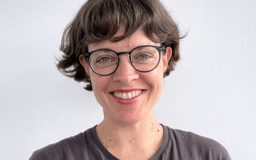 Dr. Carlotte Echterhoff, Team-Lead bei der Hacker School, als Porträt. sie trägt eine Brille, hat kurze, braune Haare und lächelt.