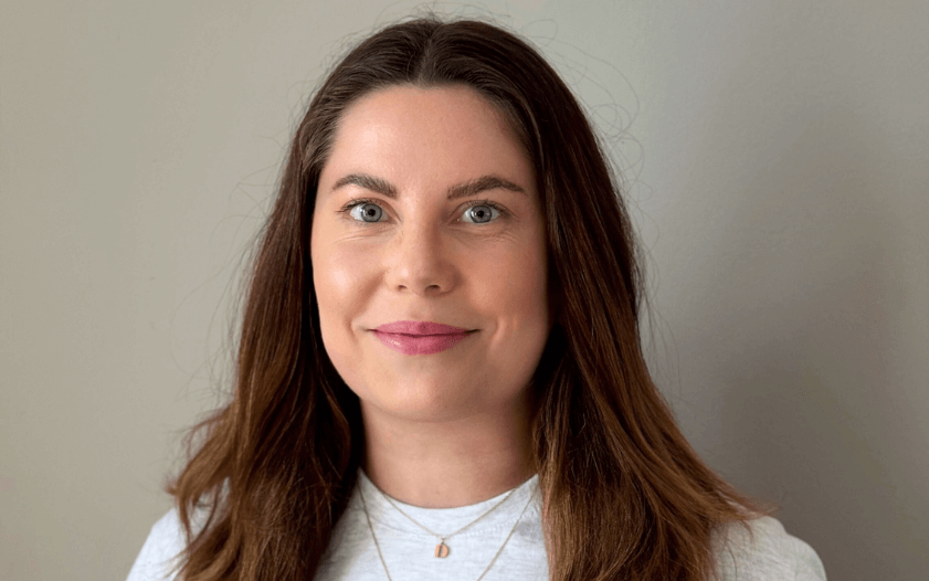Jasmin Rohrer, Projektmanagerin bei der Hacker School, als Porträt. Sie hat lange, braune Haare und schaut freundlich in die Kamera.