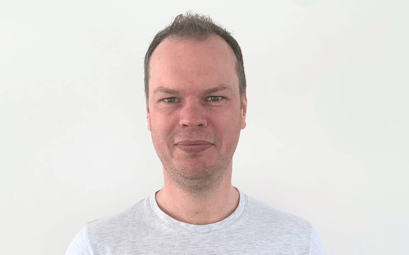 Sascha Bohn, Projektmanager bei der Hacker School, als Porträt. Er hat kurze, braune Haare und lächelt.