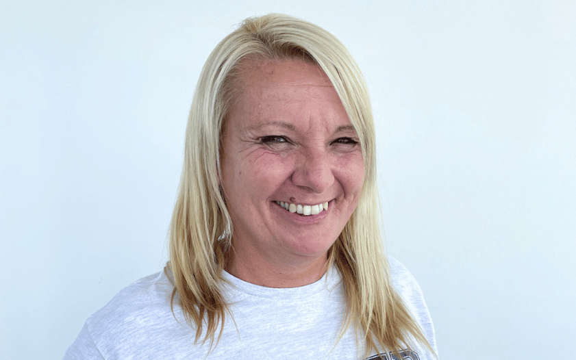 Ann-Christin Mengs, Projektleitung von Hamburg programmiert Zukunft, als Porträt. Sie hat lange blonde Haare, und lacht in die Kamera.