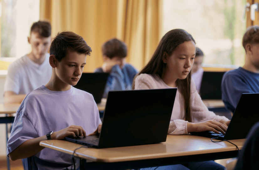 Schülerinnen und Schüler beim Programmieren in der Klasse.